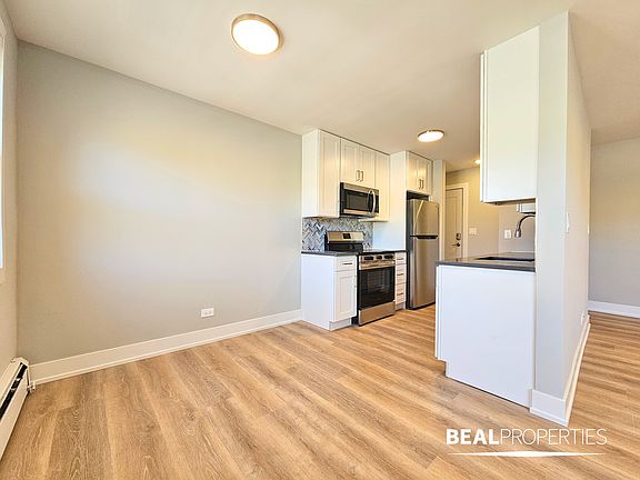 3rd image of 530 W Aldine Ave #1B-1Ba