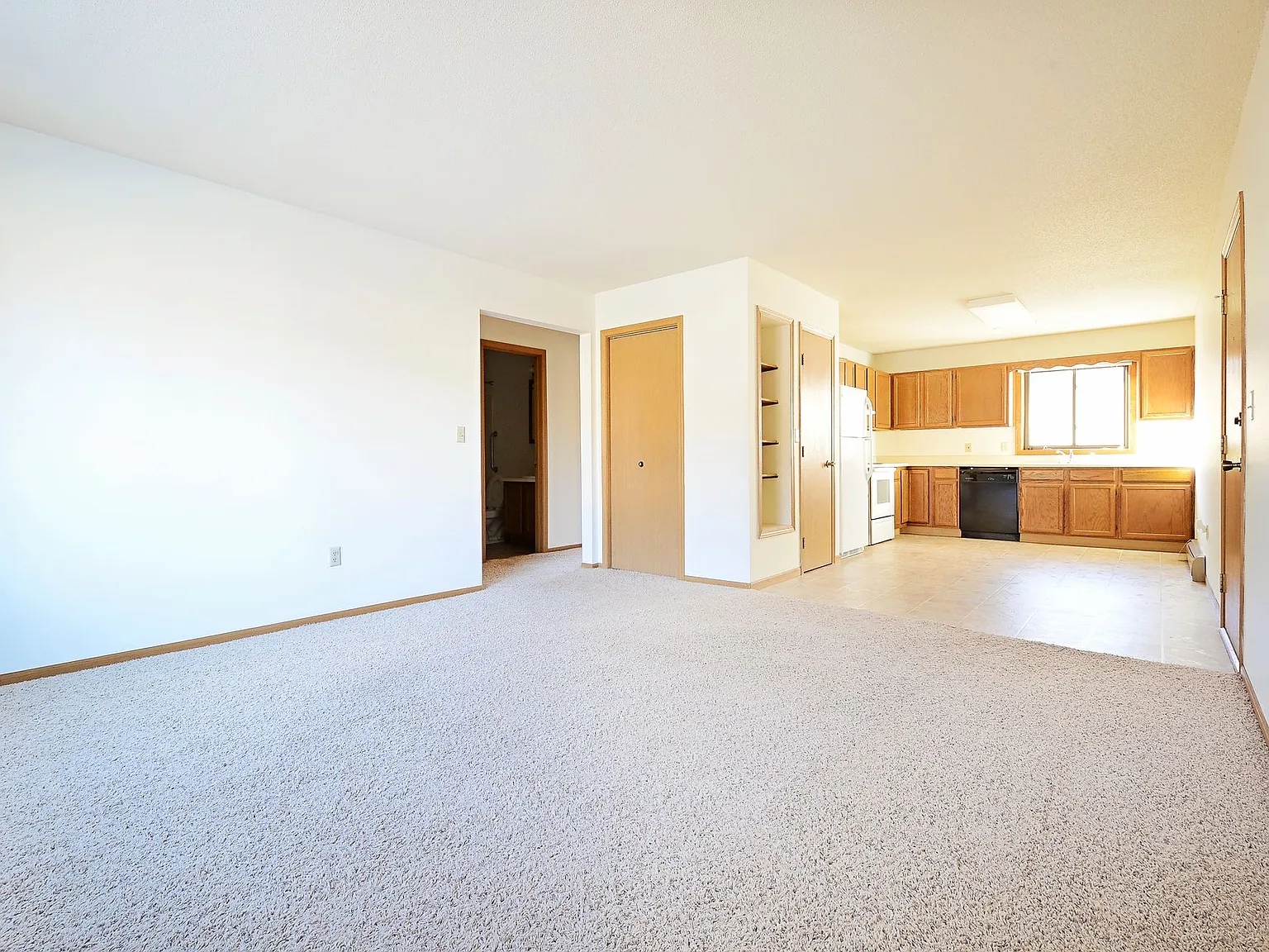 Williamsburg Apartments - Attached Double Garage! — Photo 3