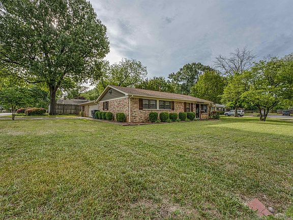2nd image of 850 Angelina Pl