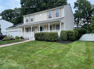 35 Gilcrest Dr, West Warwick, RI 02893