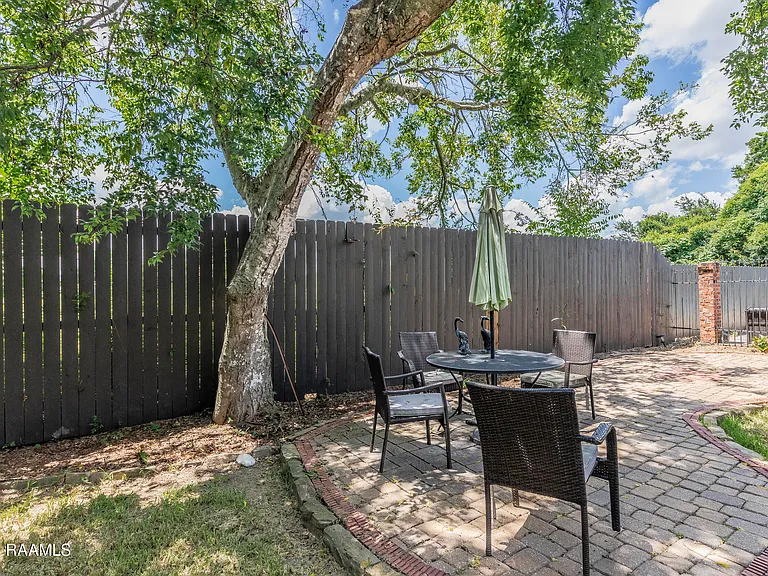 300 Oak Hollow Dr — Photo 44