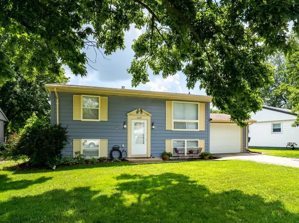 1237 Mount Vernon Dr, Bloomington, IL 61704