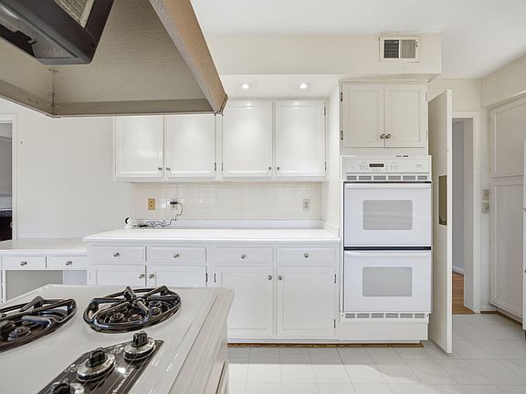 36th image of 2044 Manor Dr