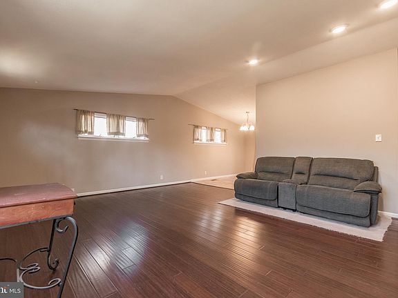 4th image of 48 Old Field Ln