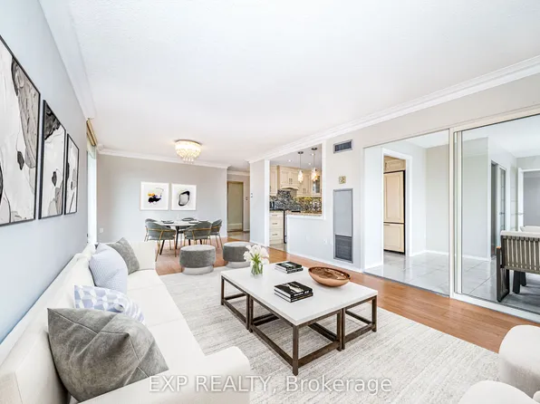 30 Harding Blvd W #404, Richmond Hill, ON L4C 9M3