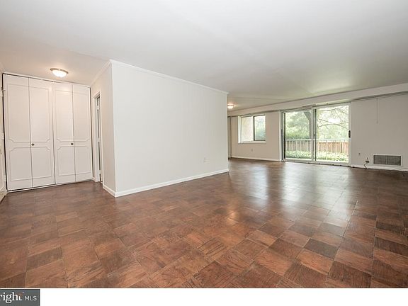 4th image of 1637 Oakwood Dr #108