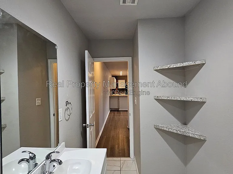 727 S Olympia Ave — Photo 34