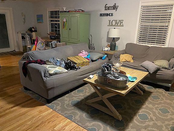 2nd image of 207 Twin Cedar Dr