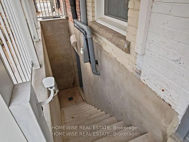 2563 Dundas St W #5 — Photo 8