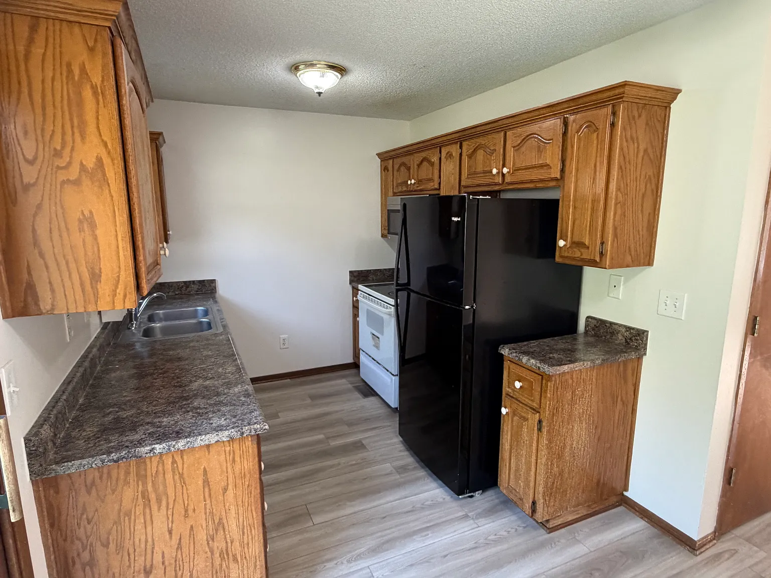 2 bed, 1.5 bath, 965 sqft, $1,300 — Photo 4