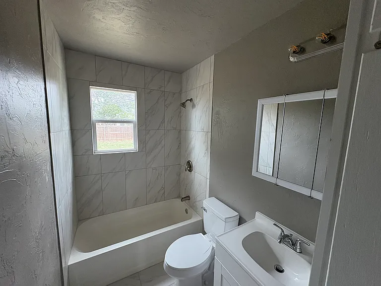 1042 Hodges St — Photo 9