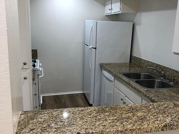 5th image of 11516 Moorpark St APT 6