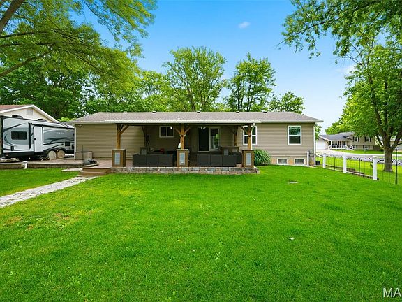 4th image of 11 S Meadow Dr