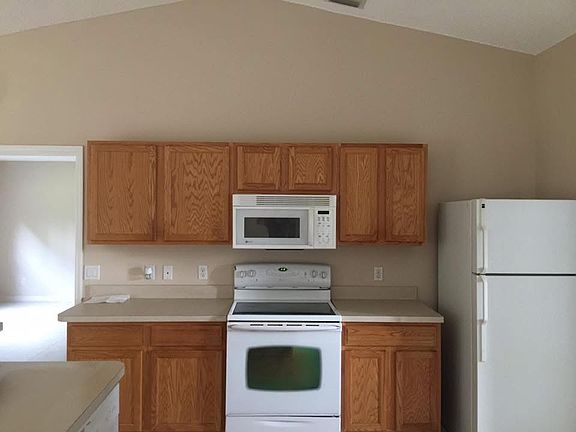 4th image of 2761 SE Mariposa Ave