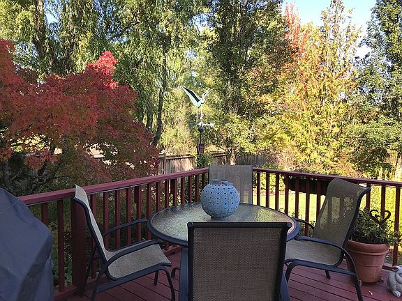 5th image of 1001 NE Creeksedge Dr
