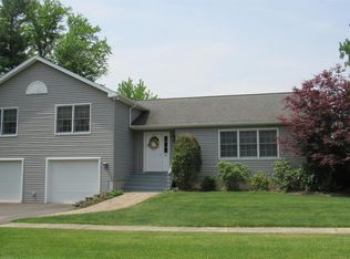 10 Greenwood Dr, Coxsackie, NY 12051