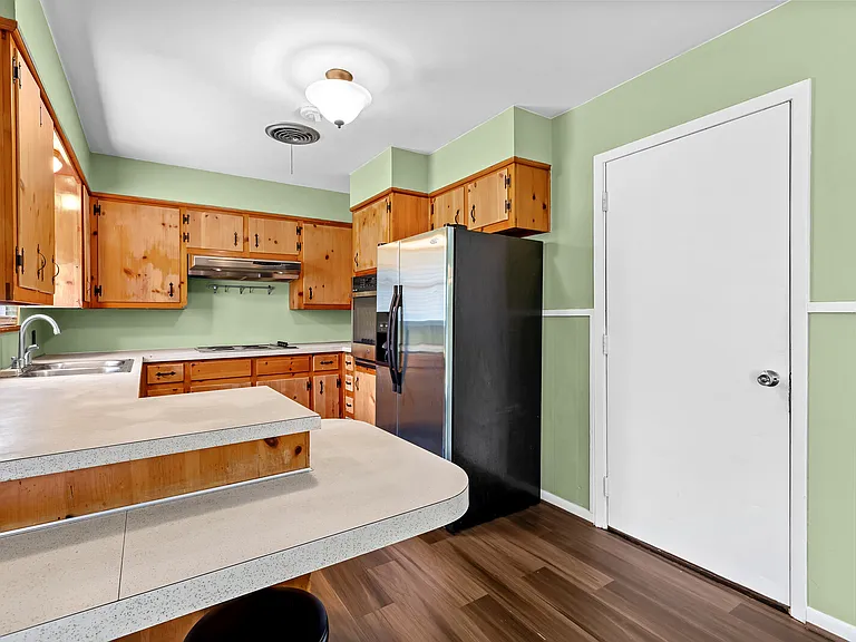 326 S Barbara St — Photo 4
