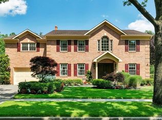 25 Pell Ter, Garden City, NY 11530