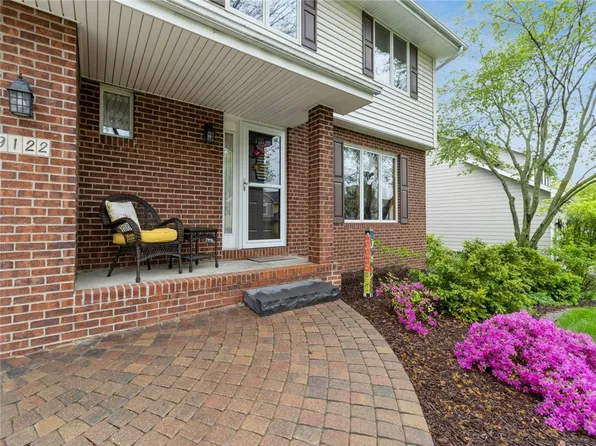 9122 Alpine Dr, Urbandale, IA 50322