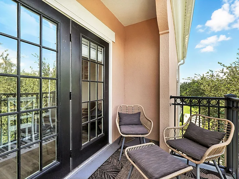 30-web-or-mls-211 Longview Ave 306_30_10212025