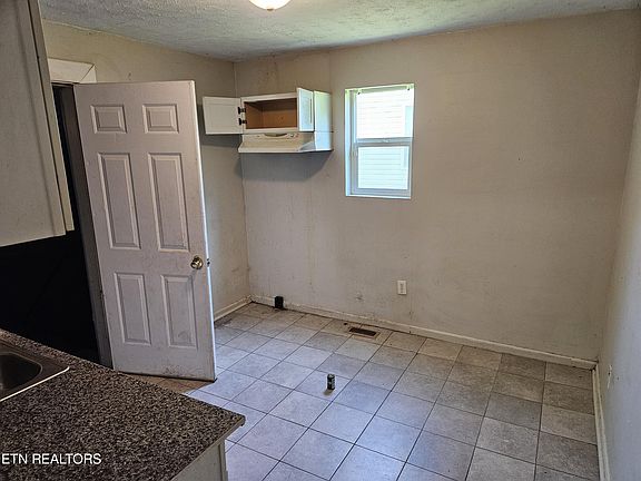 4th image of 2771 Ontario St