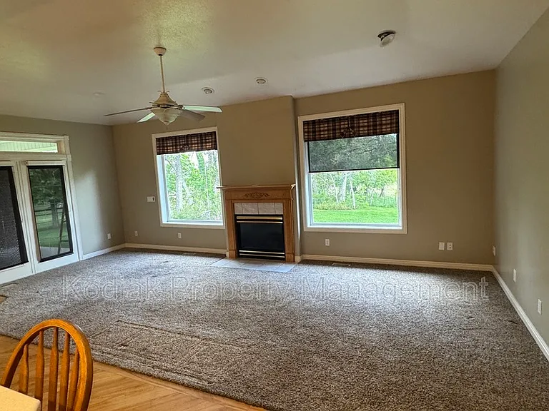 1673 E Webb Way — Photo 8
