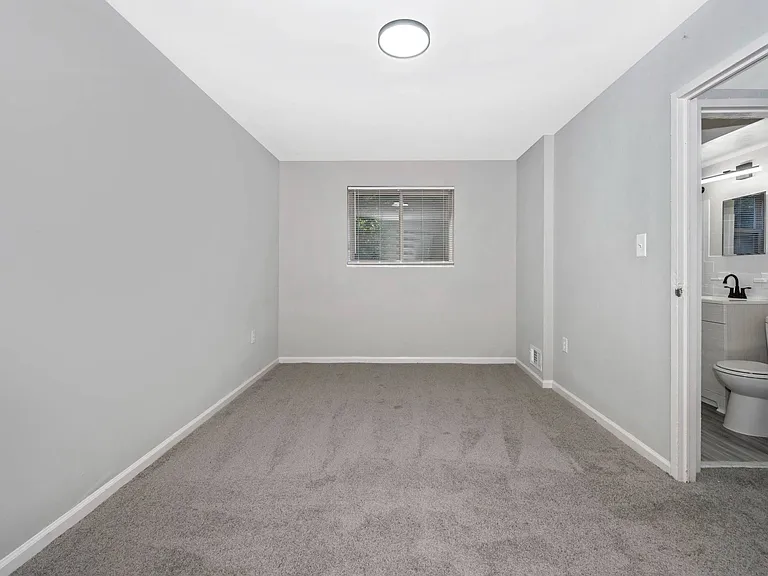 Emerald Apartments — Photo 16
