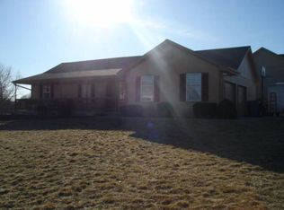 906 Peggy Dr, Greenwood, MO 64034