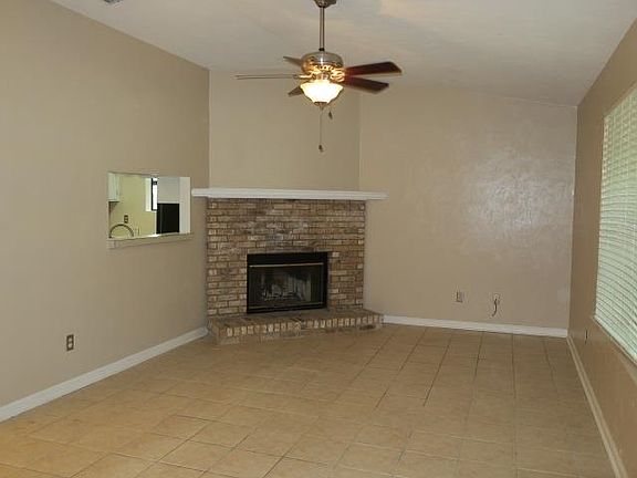 4th image of 1524 Merry Oaks Ct #B