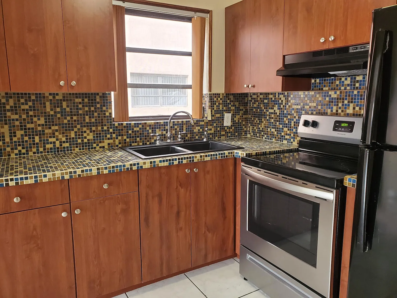 W 43rd Pl, Hialeah — Photo 4