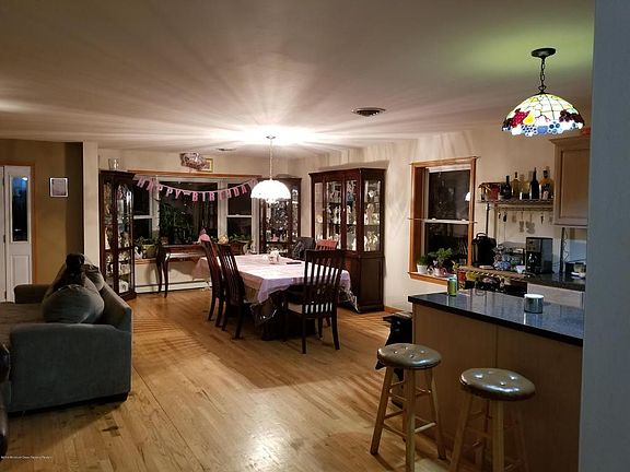 4th image of 428 Anthony Ave