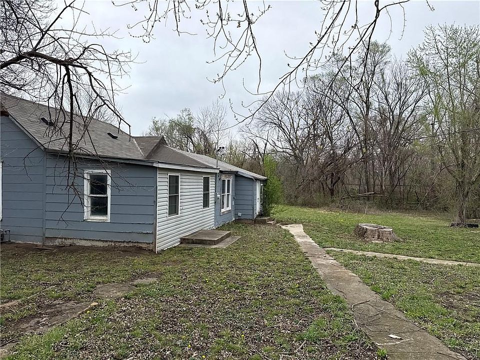 1st image of 301 E 5th St
