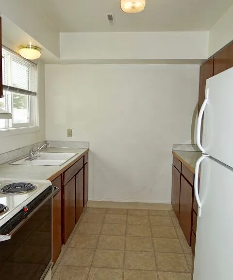 305 1/2 Covert Ln — Photo 3