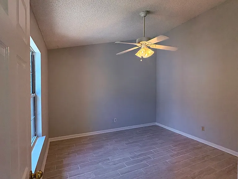 175 Talbot Ct — Photo 11