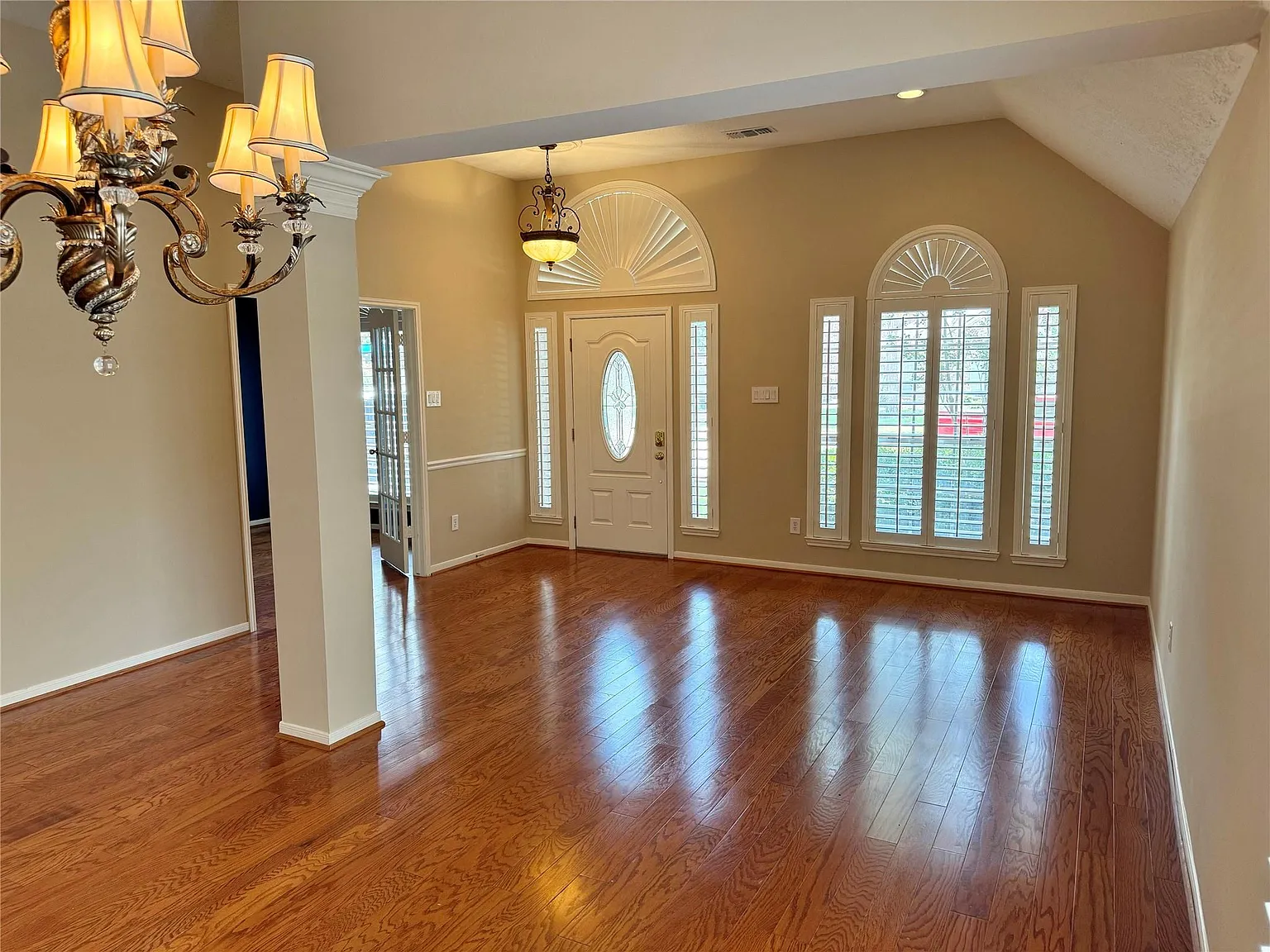 3 bed, 2.0 bath, 2368 sqft, $2,550 — Photo 2