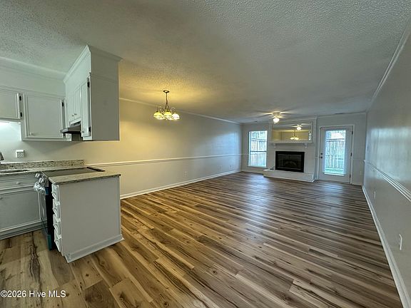 4th image of 50 Upton Ct