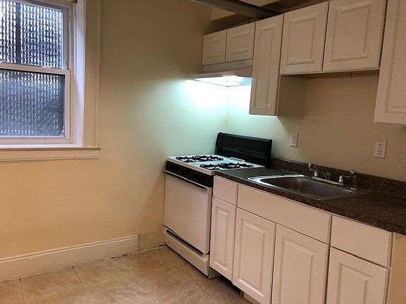 4th image of 168-170 S Clinton St APT B7
