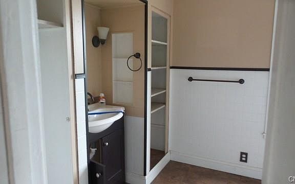 2nd image of 33 S Gordon St