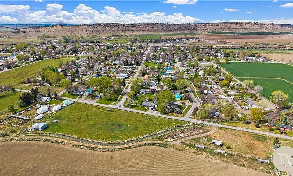 1st image of / Cemetery Rd