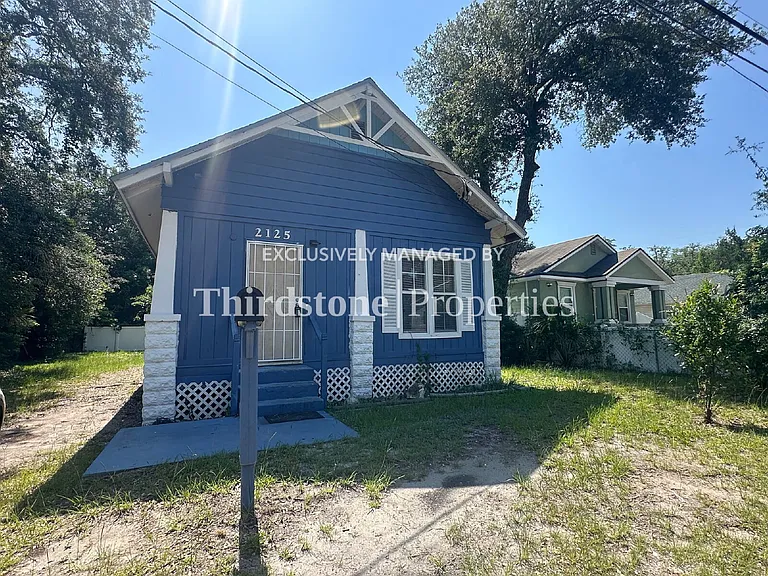 2125 Lambert St — Photo 2