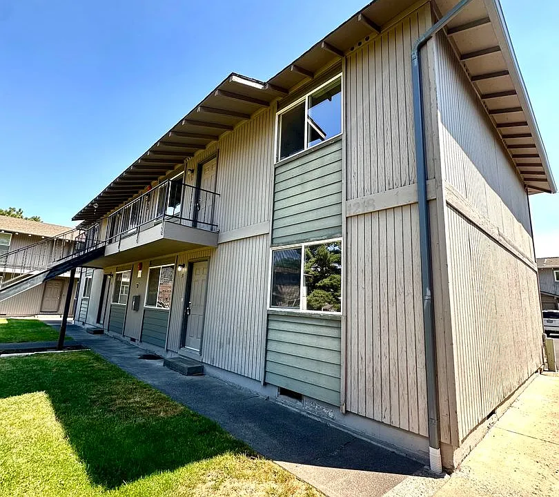 1618 SW Lava Ave