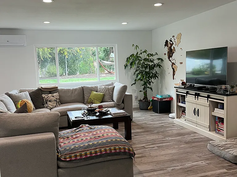 Meadbury Dr — Photo 8