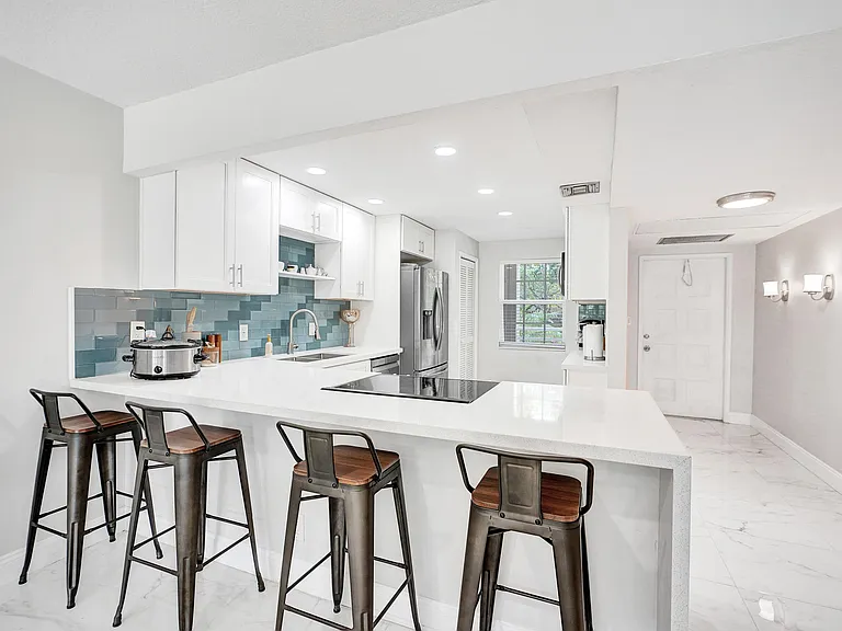 545 Oaks Ln #204 — Photo 3