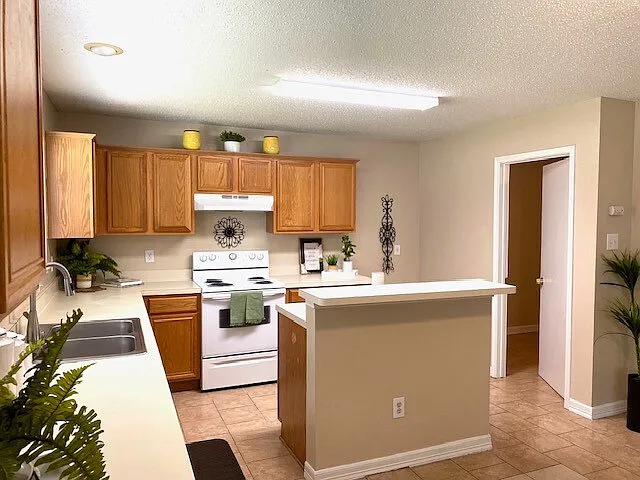 4 bed, 2.5 bath, 2419 sqft, $2,295 — Photo 3