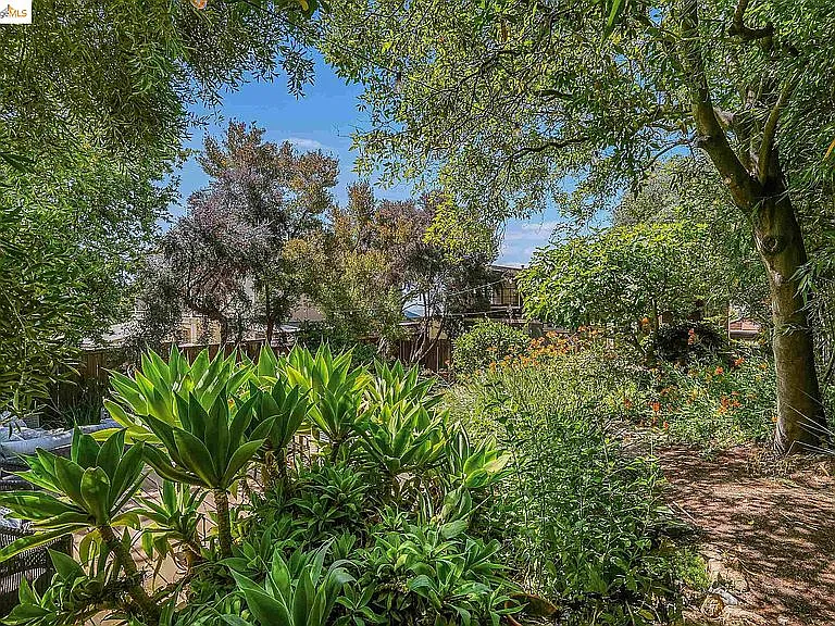 2520 Hearst Ave — Photo 35