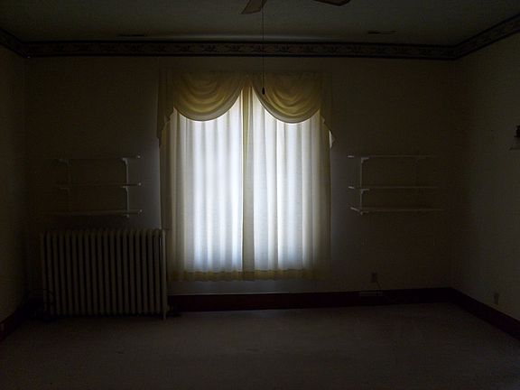 5th image of 209 E Paris St