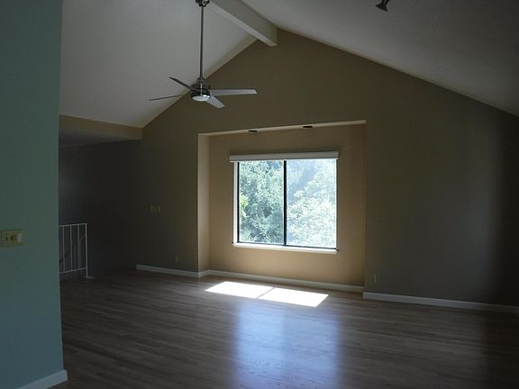 5th image of 16 Horseshoe Ct