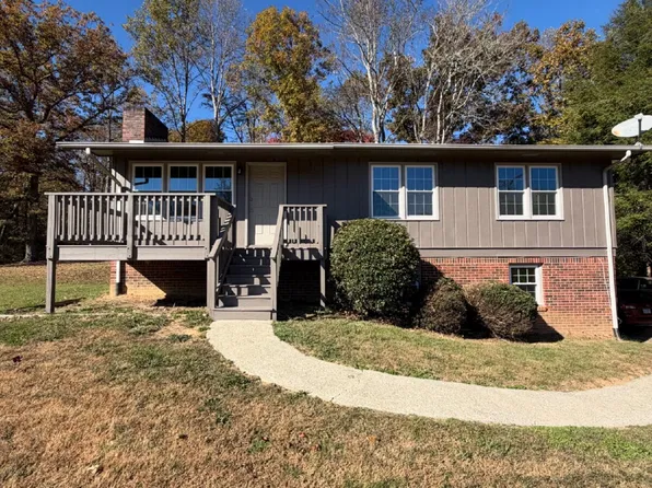 1077 Saint Pauls Rd, Hendersonville, NC 28792
