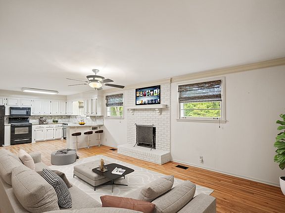 2nd image of 285 Ivywood Dr
