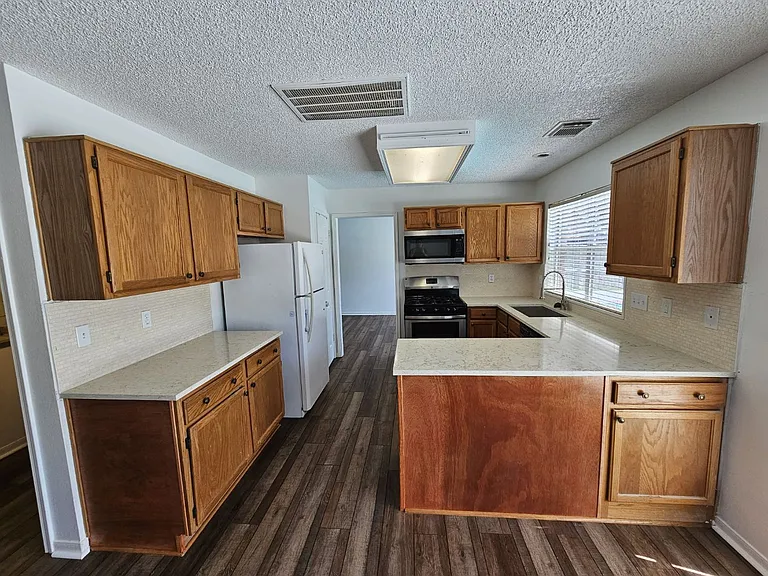 3901 Spring Garden Dr — Photo 14